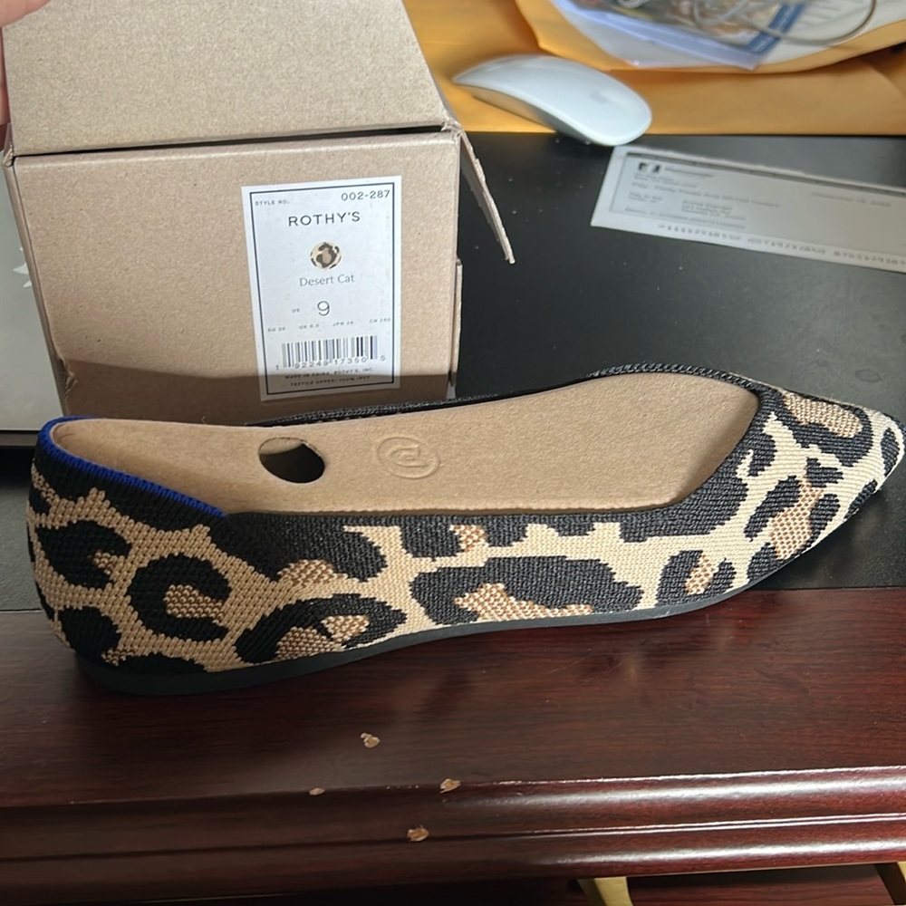 NEW Rothy’s Size 9 dessert cat